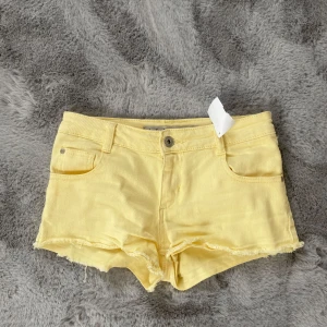 Gula jeansshorts med fransig kant - Gula jeans shorts! Endast testade aldrig använda!