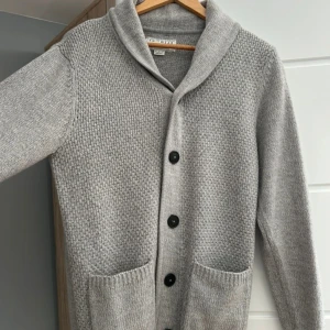Grå stickad cardigan - Grå stickad cardigan från knitwear, mycket bra skick och i storlek S