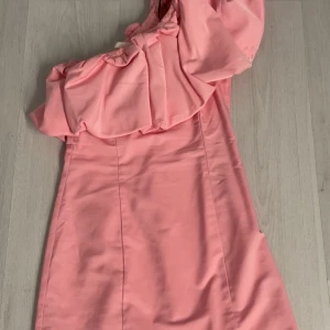 Rosa one shoulder klänning H&M XS - Supersöt rosa kortklänning från H&M i storlek XS.  Använd 1 gång och är slutsåld❤️