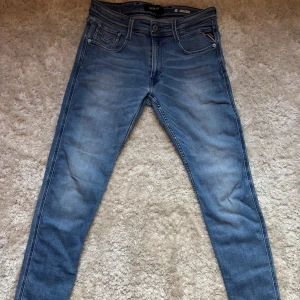 Replay Anbass ljusblå - Snygga ljusblå jeans från Replay, modell Anbass | W31/L32 men kan passa andra W | Jeansen är i väldigt bra skick 