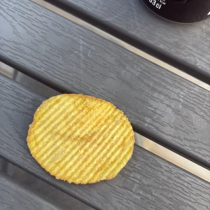 Fint chips - Ett väldigt fint runt chips från det kända varumärket Estrella. Nyskick och smak av friterad potatis skiva och lagrad fotsvett med ost