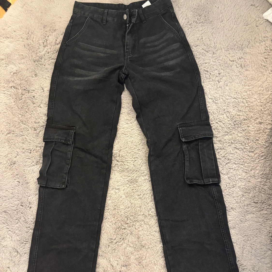 Svarta cargopants med fickor