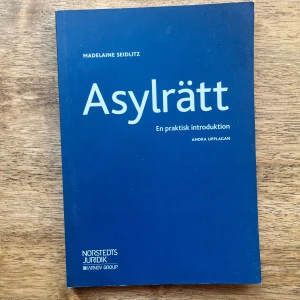 Asylrätt: En praktisk introduktion - En tydlig och uppdaterad guide till asylrätt och migrationsfrågor. Perfekt för dig som vill förstå hur asylprocessen fungerar i Sverige och EU, med fokus på lagar, konventioner och praktiska steg. Passar studenter och unga vuxna med intresse för samhälle och juridik.