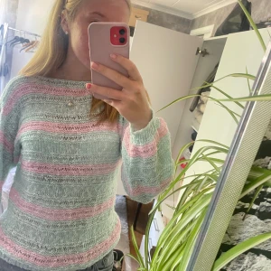 Pastellrandig stickad tröja - Supermysig stickad tröja i pastellgrönt med breda rosa ränder. Tröjan har en loose fit och långa ärmar