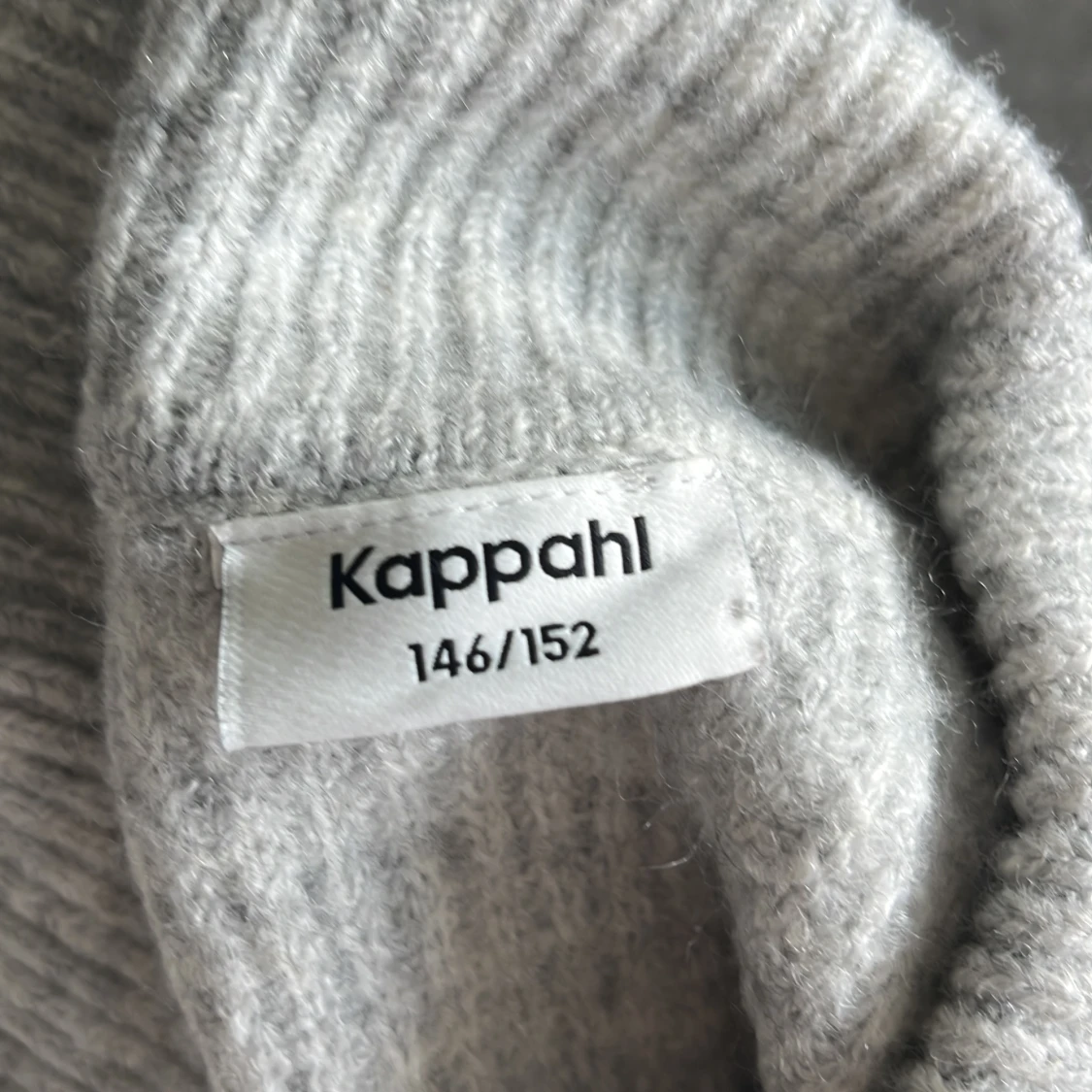 Grå ribbad polotröja från Kappahl - 2