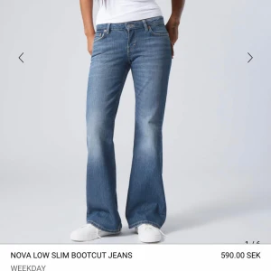 Lågmidjade bootcut jeans - Nova Low - Snygga blå bootcut jeans från Weekday, modell Nova Low. Jeansen har låg midja, använda en gång. Säljer pga att de är för små för mig tyvärr🥲pris går att diskuteras!🤗