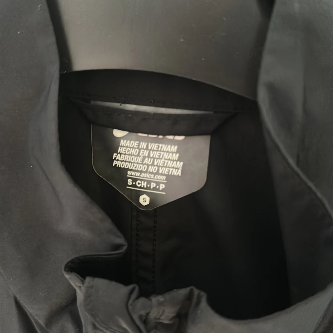 Svart vindjacka från Asics - 1