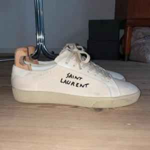 Saint Laurent - Snygga vita sneakers från Saint Laurent. Skorna har rund tå, platt sula och snörning. Skorna är i väldigt fint skick och är i storlek 43🙌🏻🙌🏻