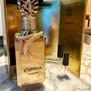 Paris Corner - Mango Bliss 3/5ml  -   🥭Mango Bliss  – Unisex Parfym i Mini-format 🥭  🖤 Paris Corner – Mango Bliss  En söt och fruktig doft med solmogen mango, citrus och en krämig bas – perfekt för dig som gillar tropiska sommarparfymer! 🧴 Mini-sprayflaskor – Perfekt för fickan eller väskan: 	•	3 ml – 30 kr 	•	5 ml – 45 kr  💨 Smidig sprayfunktion 🌍 Idealisk för resor, prova på eller som vardagsdoft 🎁 Äkta parfym – omsorgsfullt tappad i refillbara flaskor  📬 Snabb leverans eller upphämtning i Täby!