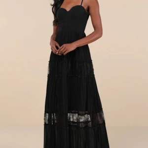 Svart långklänning med spetsdetaljer - Supersnygg svart långklänning med smala axelband och hjärtformad urringning. Kjolen är plisserad med flera lager och har genomskinliga spetsdetaljer som ger en cool och elegant vibe. Nypris 1555kr🖤