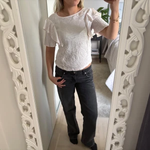 Snygg topp Gina  - Säljer denna så snygga topp/blus från Gina tricot i storlek xs med en så snygg öppen rygg där bak!!🩷 Tröjan är knappt använd och som ny säljer för endast 150 kr🥰🥰