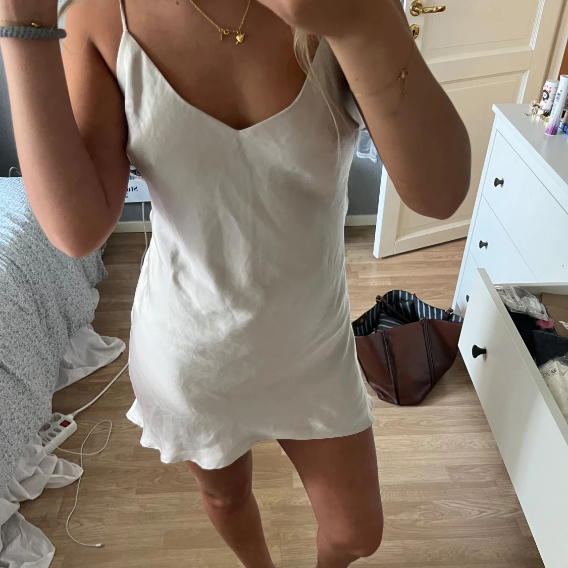 Vit satinklänning med öppen rygg