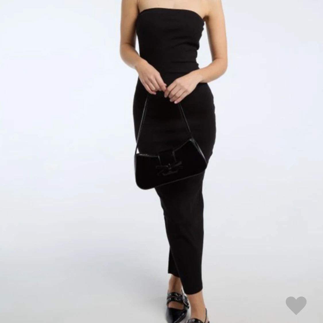 Svart axelbandslös långklänning