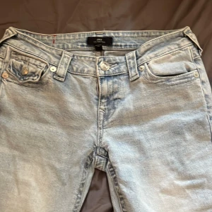 True Religion Joey ljusa bootcut jeans - Säljer ett par ljusblå jeans från True Religion, modell Joey Low Rise Flare i storlek w24. Jag säljer pga att dom är lite stora för mig! Just nu är det intressekoll. De är använda 1 gång och är helt nya!