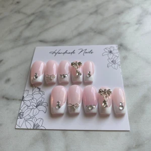 Press on gelé naglar  - Rosa gelenaglar i storlek xs. Fil, klisterlappar, pusher och desinfektions lappar ingår.