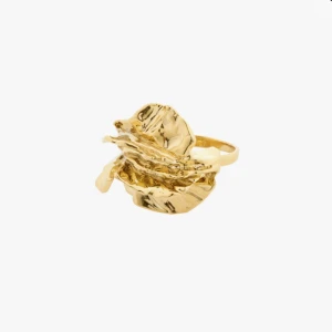 Guldring  - Guldring från pilgrim, nypris 449kr. Justerbar storlek(se sista bilden) Ringen har en vågig, nästan blomliknande design som verkligen sticker ut på handen. 