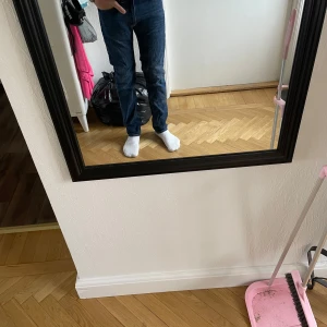 Jeanse - Snygga mörkblå jeans från Dressmann i regular fit. Klassisk femficksmodell med raka ben och normal passform. Jeansen är tillverkade i bomull och har en stilren look som funkar till det mesta. Perfekta för dig som gillar enkel och tidlös stil. Jeansen kostade närmare 600kr nya och jag säljer för 200kr. Använda ungefär 3/4 gånger. Lite för stora för mig men passar nog dig som är 185.