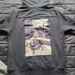 Svart hoodie LIMITATO - Svart hoodie från LIMITATO som har huva med snörning och långa ärmar med en skön passform.