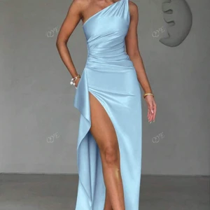 Ljusblå långklänning/balklänning med slits - Säljer en elegant ljusblå långklänning i satinliknande material. Klänningen har oneshoulder-design och en hög slits på ena sidan som ger en snygg och modern look. Perfekt för bal eller student. Sitter figurnära och har fina draperingar vid midjan.