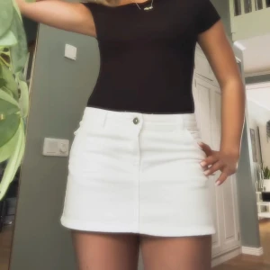Vit jeanskjol🤍 - Säljer denna jättesnygga jeanskjol från subdued som är perfekt till sommaren!! Tyvärr är den lite för liten för mig därav säljer jag vidare. Sömnen har gått upp lite längst ner men absolut inget som syns !!🥰🥰nypris 517kr men jag säljer för 300kr