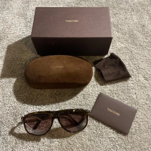 Tom Ford solglasögon  - Hej! Säljer nu mina solglasögon från märket Tom Ford,  bra skick, givetvis äkta. Tveka inte på att höra av dig om du har frågor eller funderingar kring skorna! 