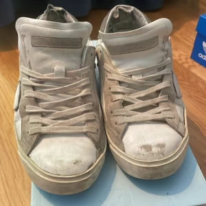 Philippe Model vita sneakers i skinn - Säljer ett par vita Philippe Model sneakers i storlek 40 passar 41. Skorna är i bra/acceptabelt skick på grund av en sliten innerhäl. Pris går att diskuteras och tvättas innan leverans. Box kommer med