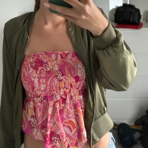 Olivgrön bomberjacka från Gina Tricot - Snygg olivgrön bomberjacka från Gina Tricot i storlek S. Bra skick💕