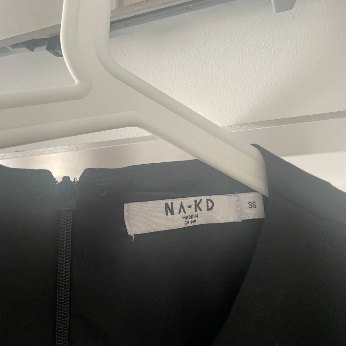 Svart klänning från NA-KD med knappar - 1