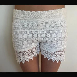 Vita spetsiga högmidjade shorts - Säljer mina super fina spetsshorts från Gina tricot i storlek 34❤️❤️.