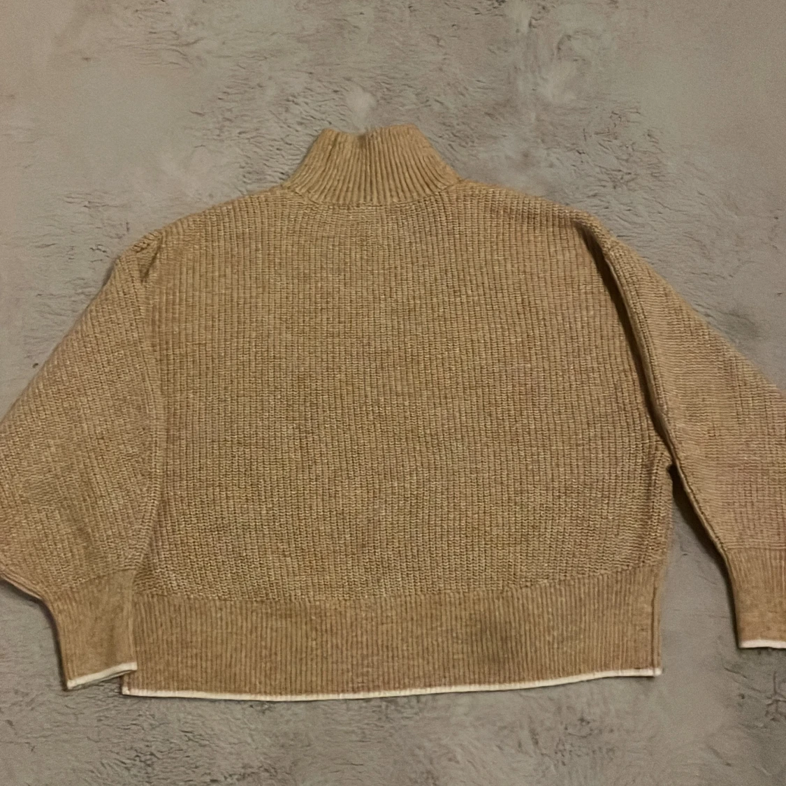 Beige stickad tröja - 1