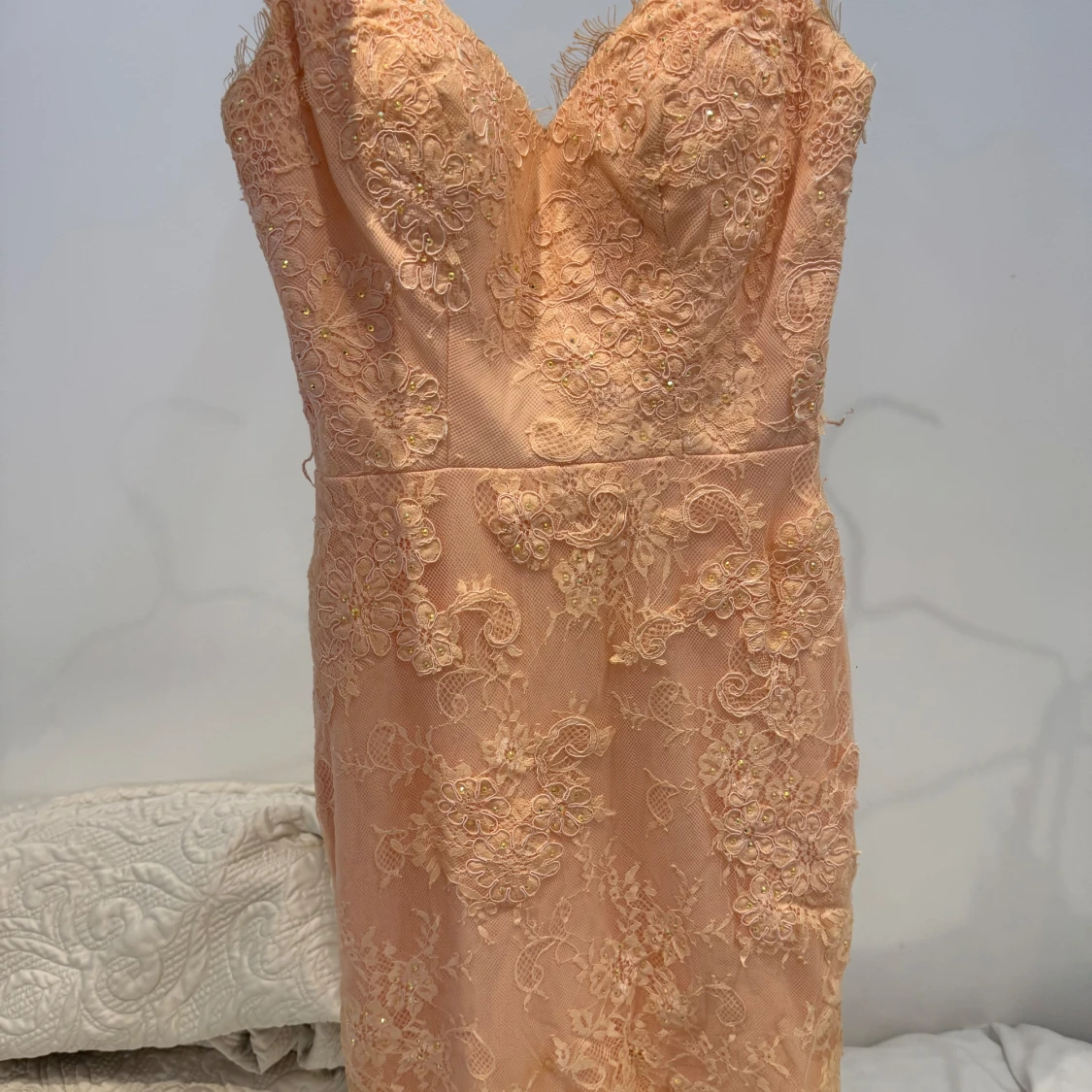 Ljusrosa spetsklänning med pärlor - 3