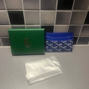 Blå korthållare  - Helt ny, box ingår 