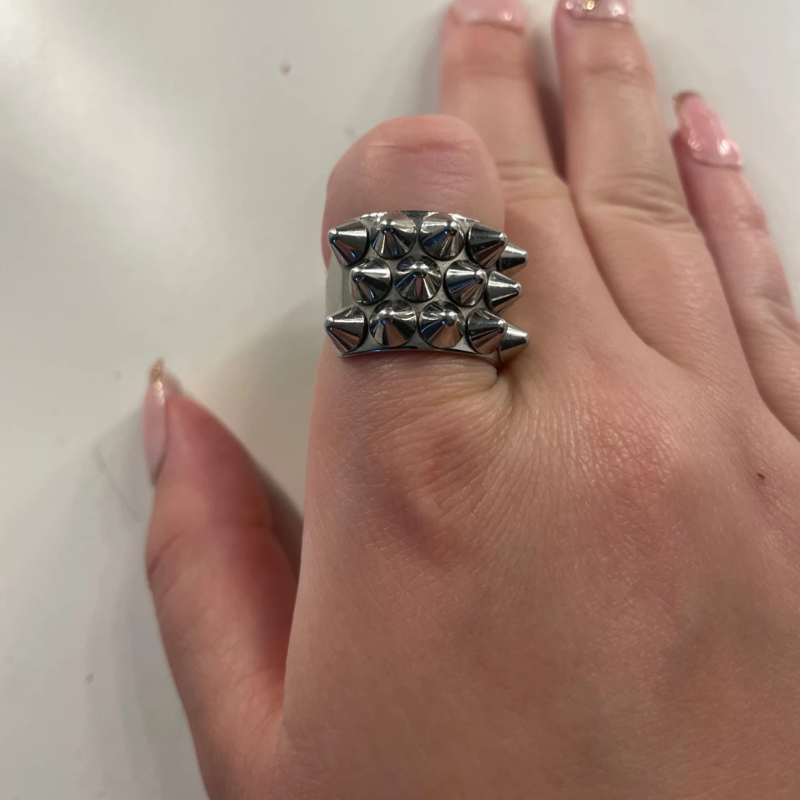 Bred silverfärgad ring med nitar - 1