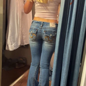 True Religon Jeans - Limited edition True Religon Jeans i fint skick. Använd få gånger. Coola fickor med oranga/gula sömmar. Köpta för 1600kr