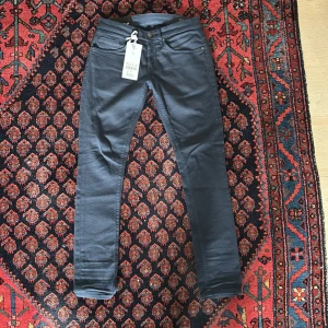 Dondup chinos - Mörka blåa dondup chinos m. Använda fåtal gånger då jag snabbt växte ur dem. Sjukt snygga för en casual look.