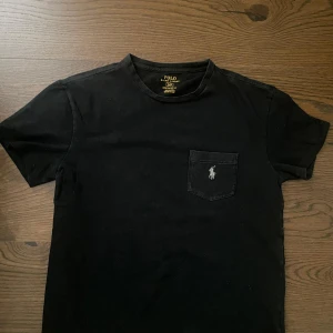 Svart t-shirt från Polo Ralph Lauren - Skick: Mycket bra, inga skador. Nypris: 800kr Pris kan diskuteras 🙂