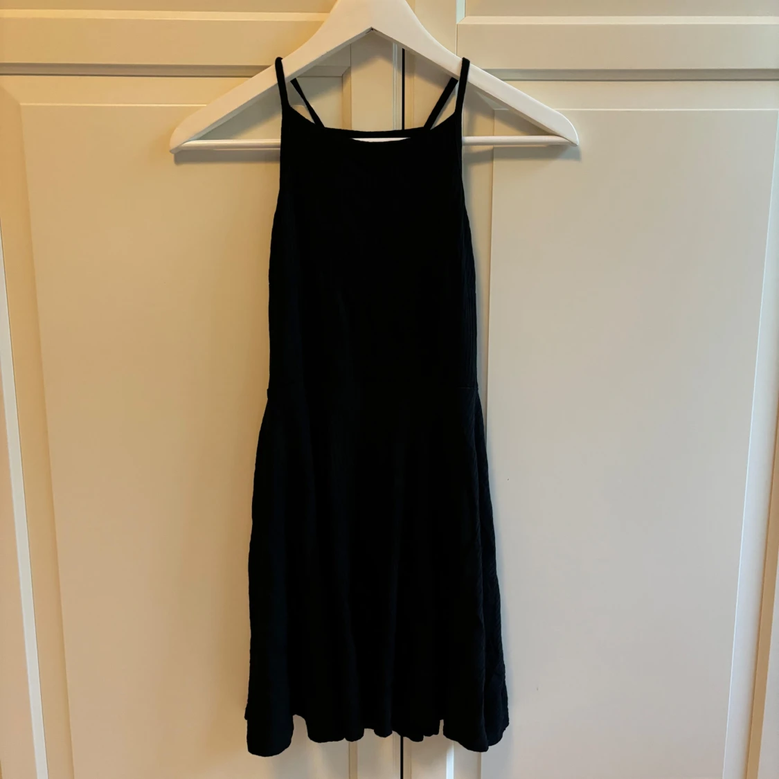 Svart kort klänning med smala axelband - 1