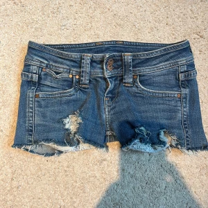 Pepejeans shorts  - Snygga jeans shorts från Pepejeans med slitningar och lågmidja.