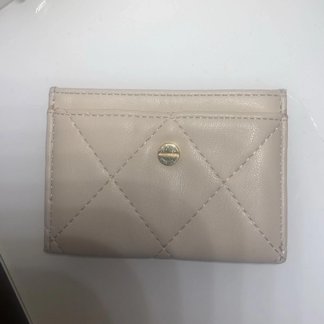 Beige quiltad plånbok i skinn