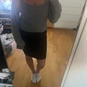 Svart tight kortkjol - Snygg stickad tröja, perfekt till sommarkvällarna men också till hösten och vintern. 