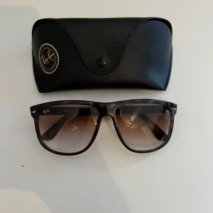 Ray-Ban boyfriends  - Rayban boyfriends - är i väldigt fint skick utan några större defekter, möjligtvis någon liten repa på glaset - Nypris: ca 1300kr - Mitt pris: 699kr - Vid frågor eller funderingar skicka ett meddelande!
