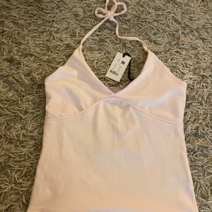 Ljusrosa halterneck linne  - Supersöt ljusrosa halterneck linne från Lager 157 med knyt i nacken och v-ringad front. Mjuk och stretchig bomulls material. Aldrig använt, helt ny med prislapp 💕