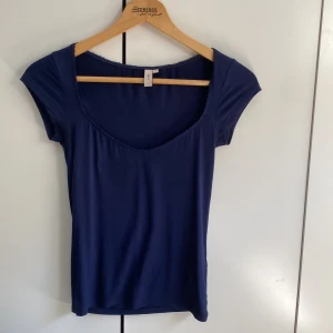 Mörkblå topp från Nelly XS - Topp från Nelly storlek xs passar någon som också brukar ha S