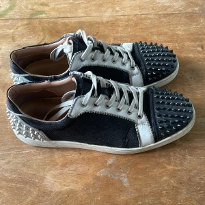 Louboutins - Säljer dessa svarta Louboutins i storleken 44. Säljer pågrund av att de är för stora för mig men de är i mycket fint skick. Pris kan diskuteras vid snabb affär. Hör av er vid frågor!