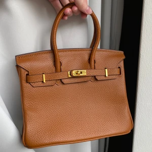 Birkin style väska 🤎 - Brun Birkin inspirerad väska. Väskan är i nyskick, medföljer både axelband och key & clochette 😍👜 