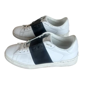 Valentino open  - Valentino garavani open sneakers. Storlek 40. Skick 8.5/10 väldigt fina. Pris 2390kr finns att köpa på våran hemsida, Fashionels.com