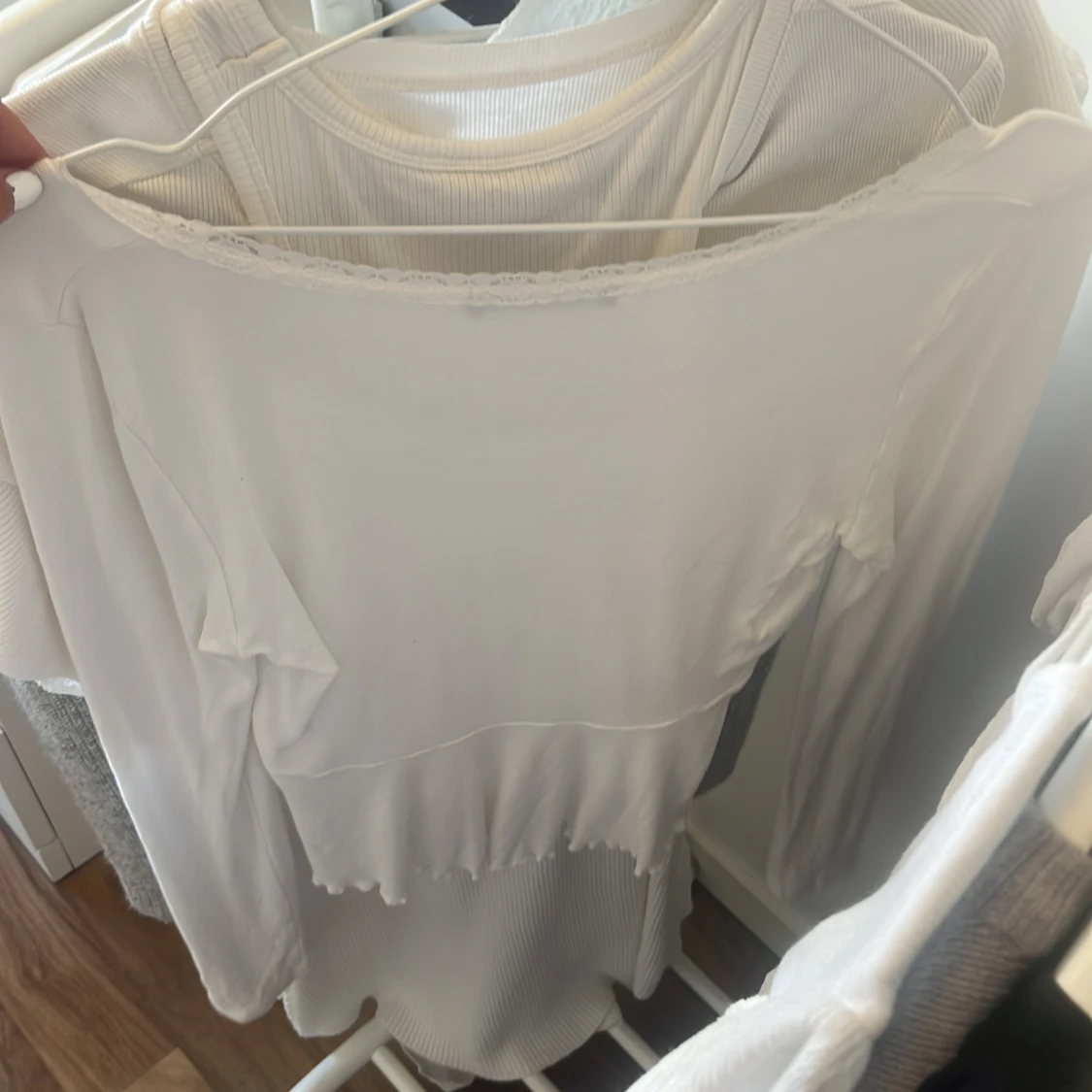 Vit långärmad blus från Gina Tricot - 1