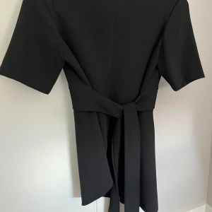 Svart blus  - Söt svart blus med knyte🩷