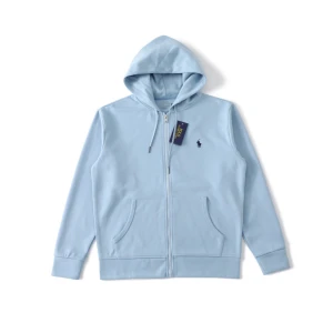 Ljusblå hoodie från Polo Ralph Lauren - Säljer en ljusblå hoodie från Polo Ralph Lauren med dragkedja och huva. Tröjan har två fickor framtill, snörning i huvan och en liten broderad logga på bröstet. Perfekt för en chill och stilren look.