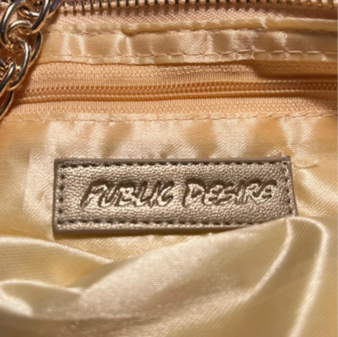 Guldig axelväska från Public Desire - 1